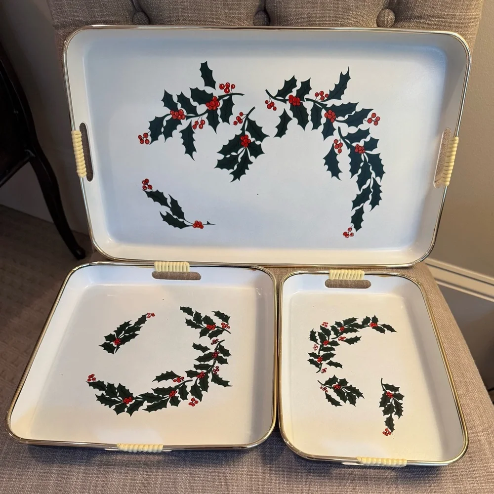 🎄Vintage NWT 3 piece lacquer Christmas tray set, never used w holly design.